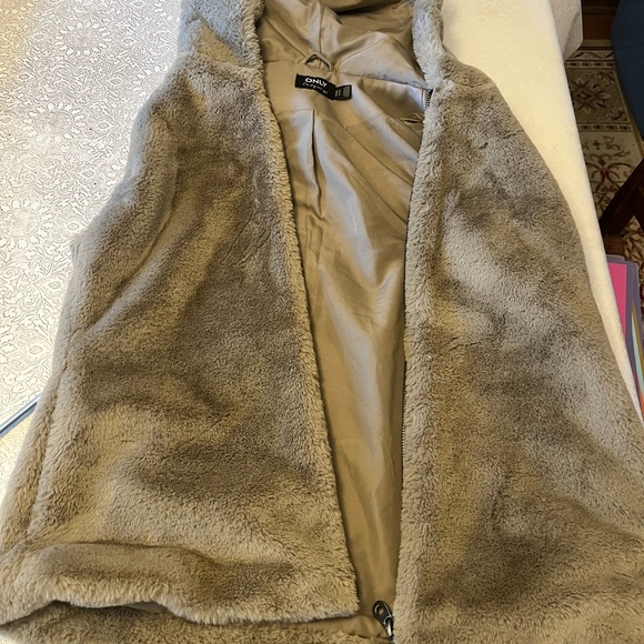 Tan cozy vest /jacket - Picture 2 of 2